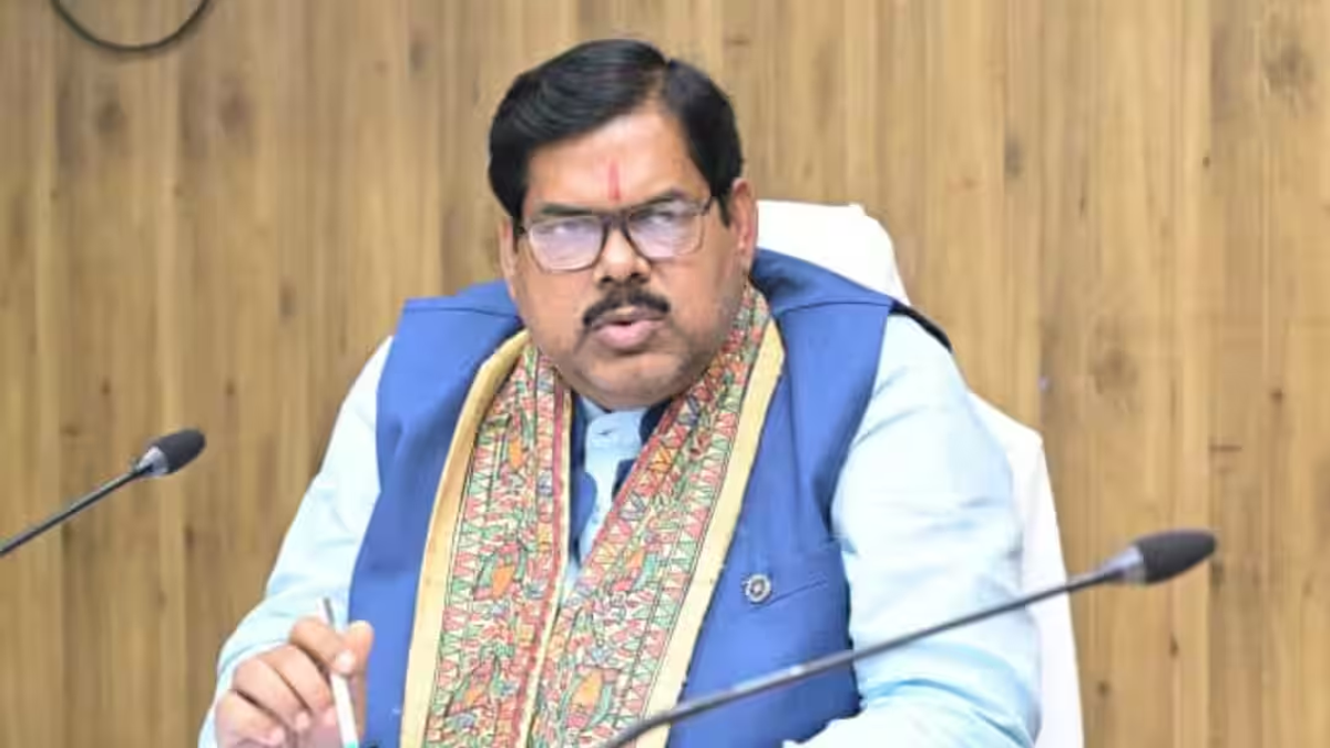 पटना में TRE-4 शिक्षक भर्ती की समीक्षा बैठक करते शिक्षा मंत्री मिथिलेश तिवारी और शिक्षा विभाग के अधिकारी।