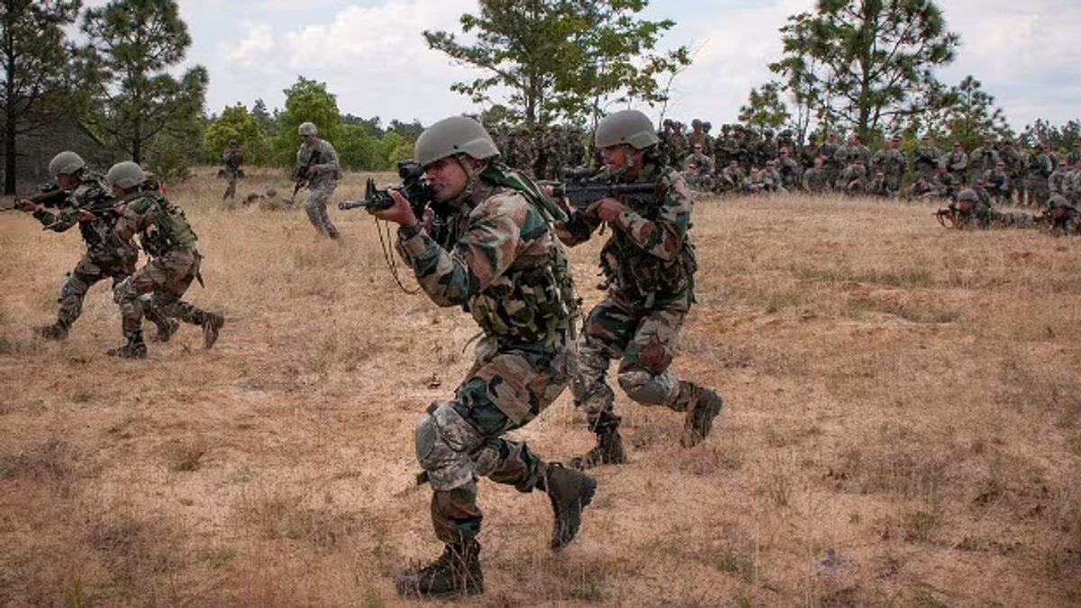 भारतीय सेना की गोरखा रेजिमेंट के सैनिक और नेपाली गोरखा भर्ती से जुड़ा सांकेतिक दृश्य।