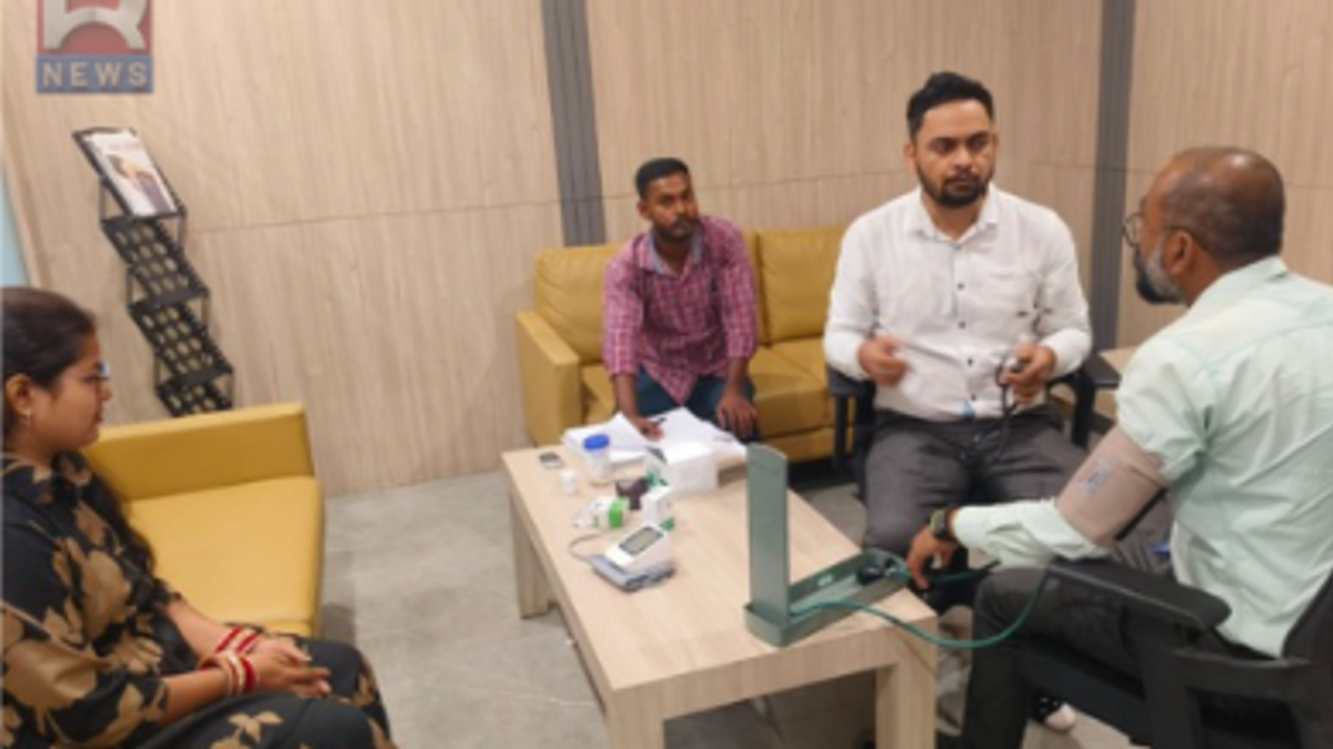 BFCL रामगढ़ में कर्मचारियों की ब्लड प्रेशर और ब्लड शुगर जांच करते स्वास्थ्यकर्मी।