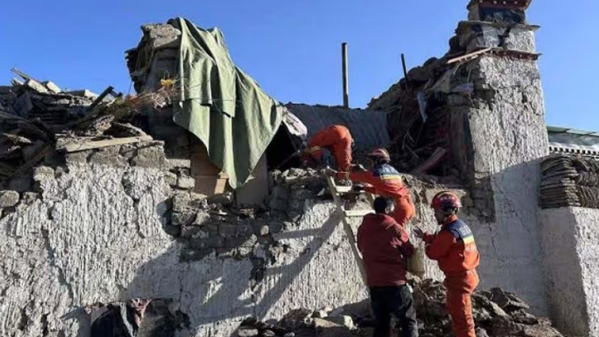 तिब्बत में 7 तीव्रता के भूकंप के बाद क्षतिग्रस्त मकानों का निरीक्षण करते राहतकर्मी