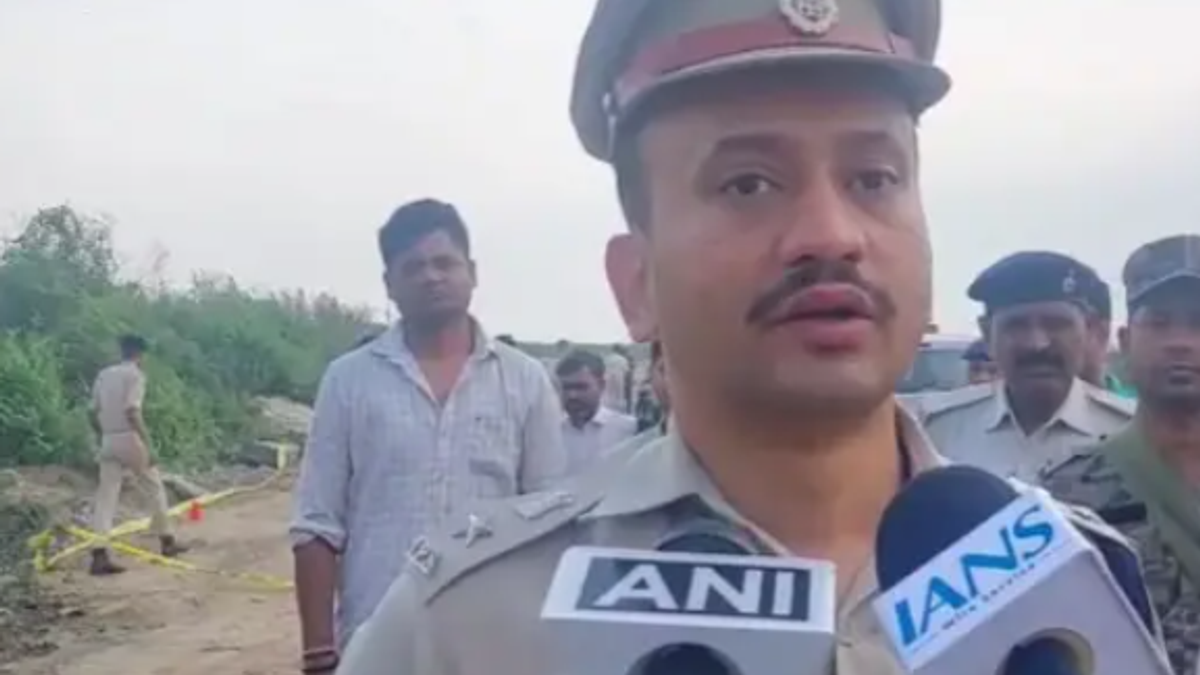 पटना में बंटी यादव हत्याकांड के मुख्य आरोपी रवीश उर्फ BC को पुलिस एनकाउंटर के बाद गिरफ्तार करते हुए।