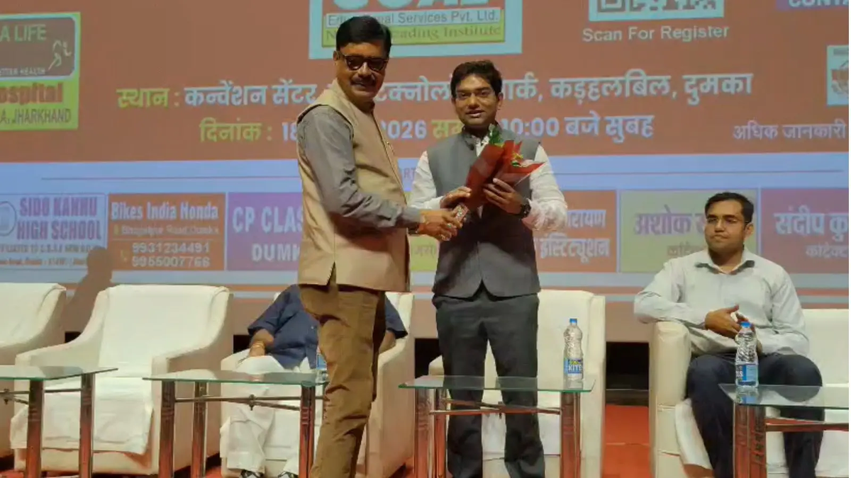 दुमका में प्रभात खबर प्रतिभा सम्मान समारोह 2026 के दौरान मेधावी विद्यार्थियों को सम्मानित करते उपायुक्त अभिजीत सिन्हा और अन्य अतिथि।