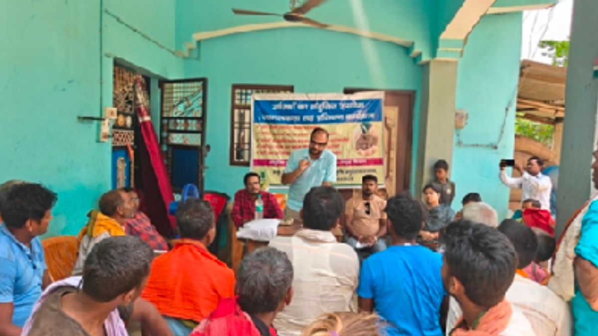 मोतिहारी में आयोजित खेत बचाओ अभियान के दौरान किसानों को मृदा स्वास्थ्य, हरी खाद और संतुलित उर्वरक उपयोग की जानकारी देते कृषि वैज्ञानिक।