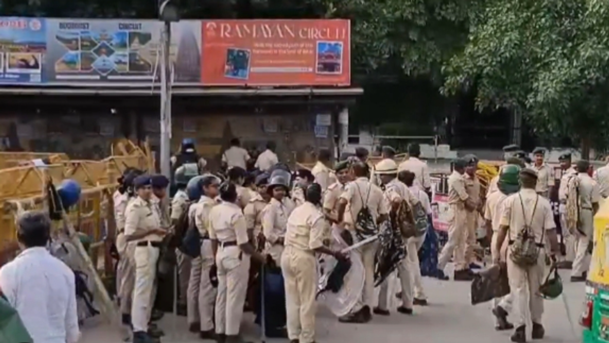 CJP के प्रस्तावित दिल्ली प्रदर्शन को लेकर पटना के गांधी मैदान में तैनात रैपिड एक्शन फोर्स के जवान।