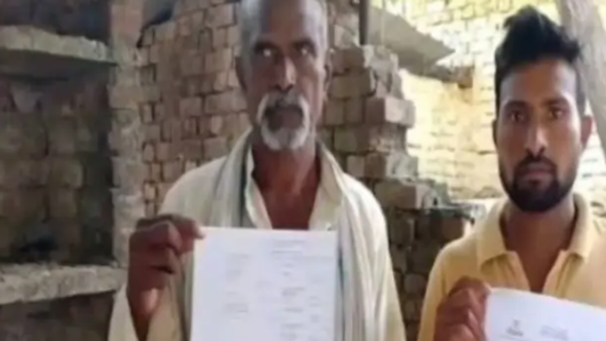 मिर्जापुर में 41 करोड़ रुपये के कथित बैंक ट्रांजेक्शन का नोटिस मिलने के बाद दस्तावेज दिखाता पीड़ित युवक।