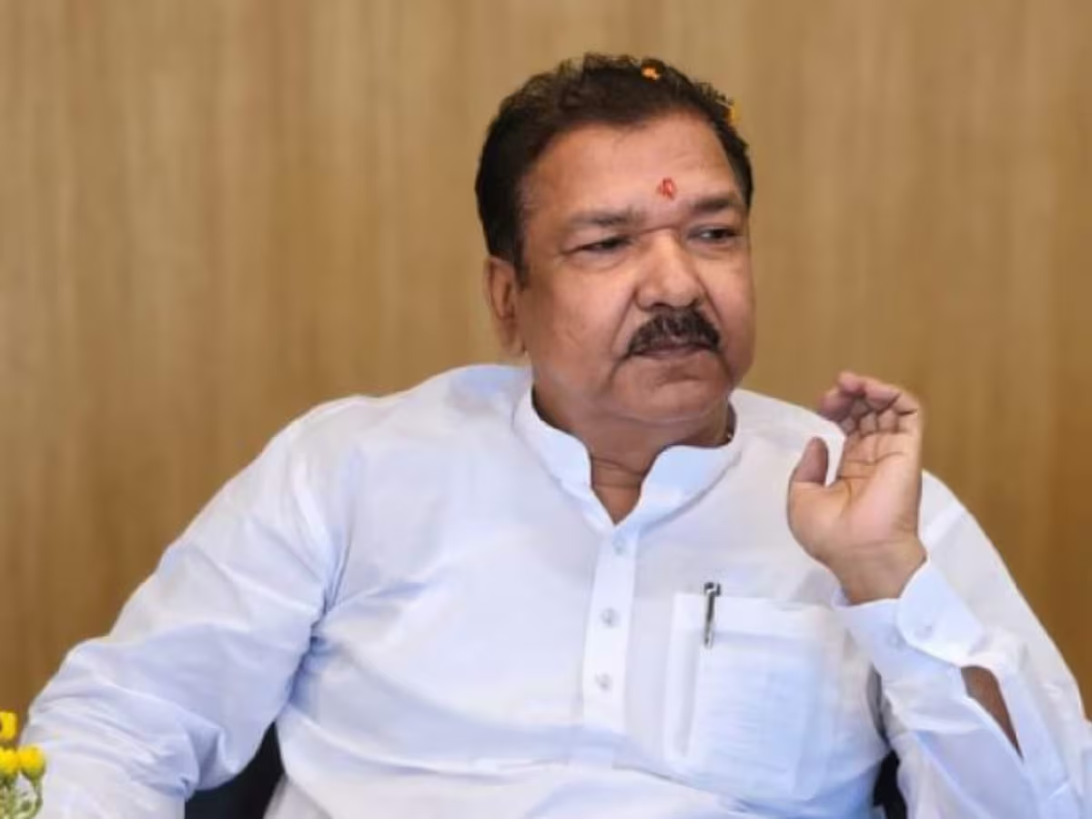 बिहार के राजस्व मंत्री डॉ. दिलीप कुमार जायसवाल विभागीय कार्रवाई की जानकारी देते हुए