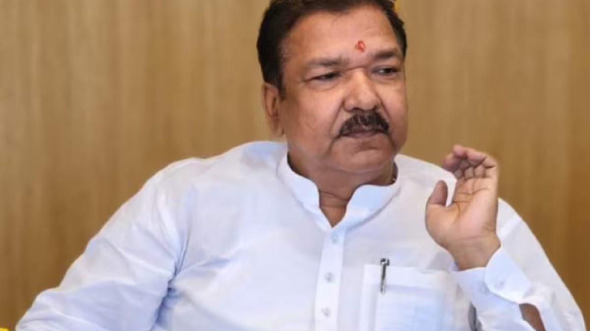 बिहार के राजस्व मंत्री डॉ. दिलीप कुमार जायसवाल विभागीय कार्रवाई की जानकारी देते हुए