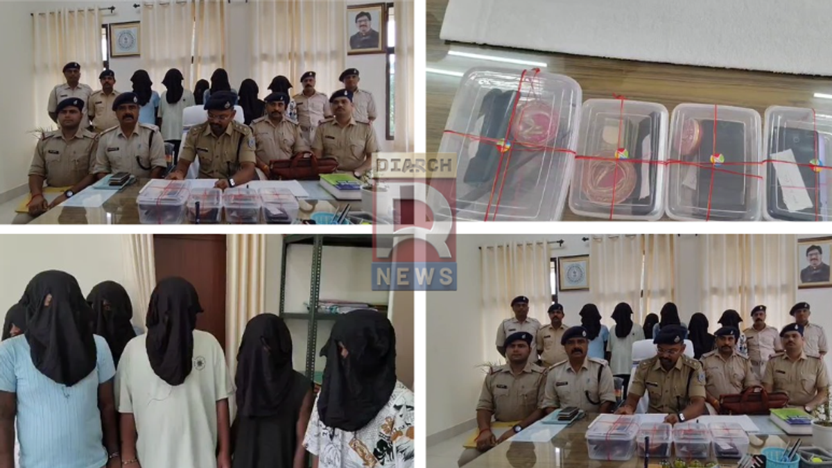 चास में चोरी के मामले में गिरफ्तार छह आरोपी और पुलिस द्वारा बरामद सामान।