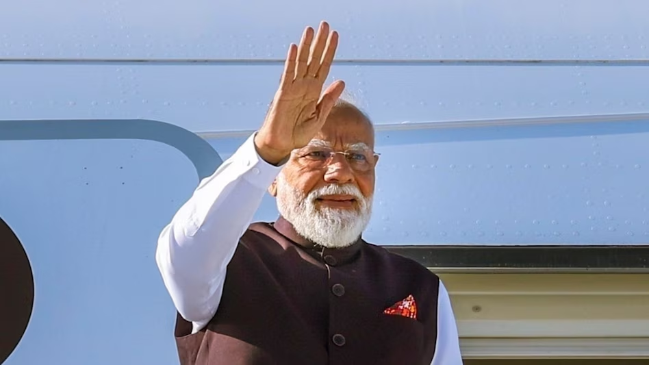 इंडोनेशिया, ऑस्ट्रेलिया और न्यूजीलैंड की छह दिवसीय यात्रा पर रवाना होते प्रधानमंत्री नरेंद्र मोदी।