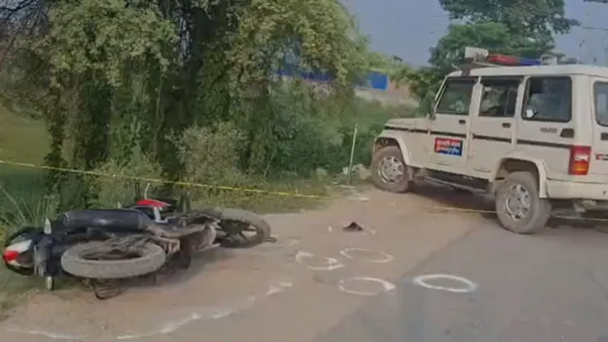 मुजफ्फरपुर के मुशहरी में पुलिस मुठभेड़ के बाद घायल बदमाश अमित सिंह को अस्पताल ले जाती पुलिस।