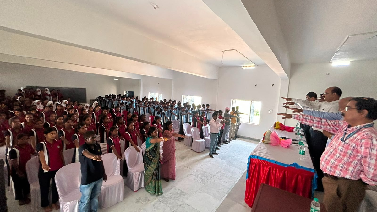 गर्री कला हाई स्कूल में Vigilance Awareness Week 2026 के दौरान विद्यार्थियों को सतर्कता प्रतिज्ञा दिलाते अधिकारी