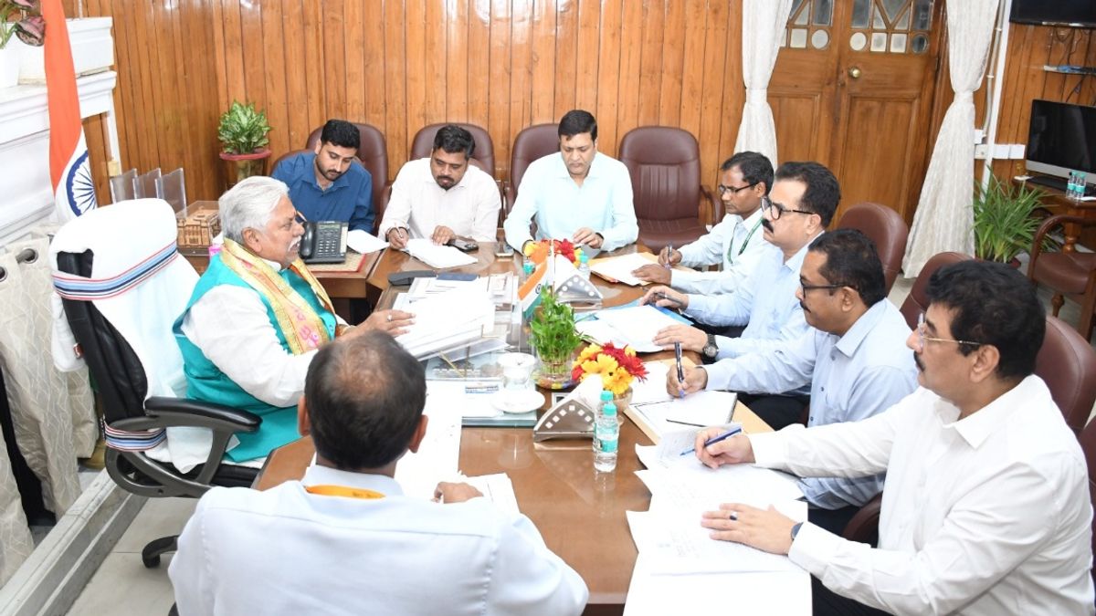 बिहार विधानसभा अध्यक्ष डॉ. प्रेम कुमार की जेपी सेनानी सम्मान पेंशन योजना को लेकर गृह विभाग के अधिकारियों के साथ बैठक
