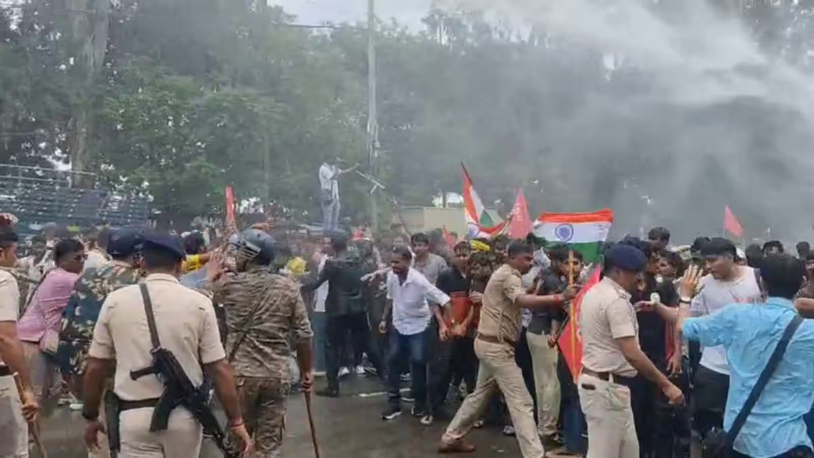 पटना में छात्र आंदोलन के दौरान पुलिस बैरिकेडिंग, प्रदर्शनकारी छात्र और सुरक्षा व्यवस्था का सांकेतिक दृश्य।