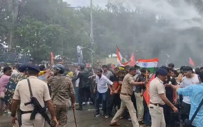 पटना में छात्र आंदोलन के दौरान पुलिस बैरिकेडिंग, प्रदर्शनकारी छात्र और सुरक्षा व्यवस्था का सांकेतिक दृश्य।