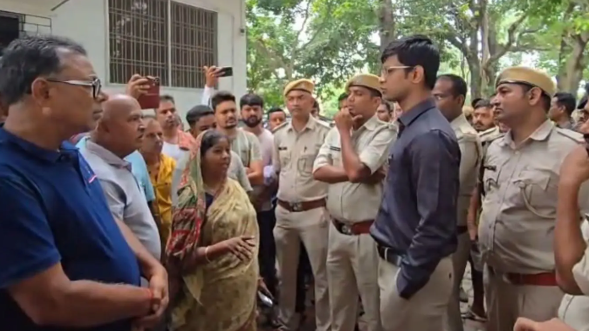 दुमका के महुआडंगाल क्षेत्र में विवेक राउत के आवास पर वन विभाग और पुलिस की संयुक्त छापेमारी का सांकेतिक दृश्य।