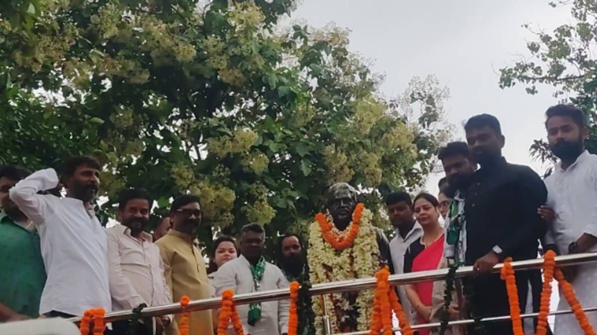 जमशेदपुर के कदमा उलियान में शहीद निर्मल महतो की समाधि पर श्रद्धांजलि देते मुख्यमंत्री हेमंत सोरेन।