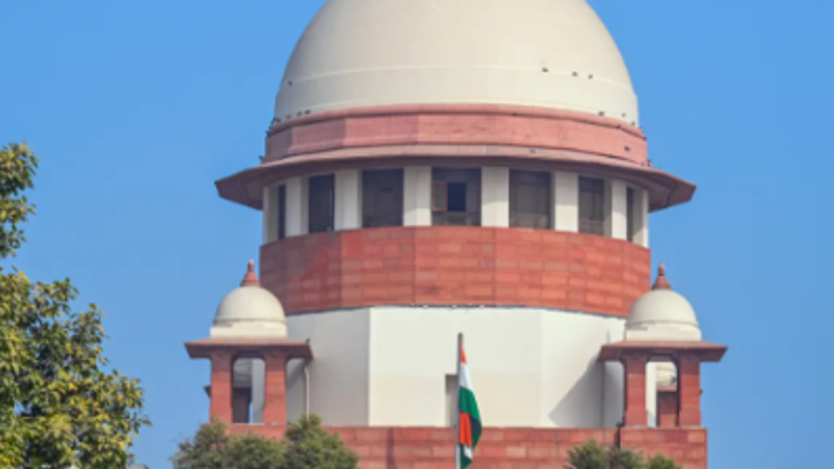 जंतर-मंतर प्रदर्शन मामले में तत्काल सुनवाई से इनकार करते हुए सुप्रीम कोर्ट और मुख्य न्यायाधीश सूर्यकांत की सांकेतिक तस्वीर।