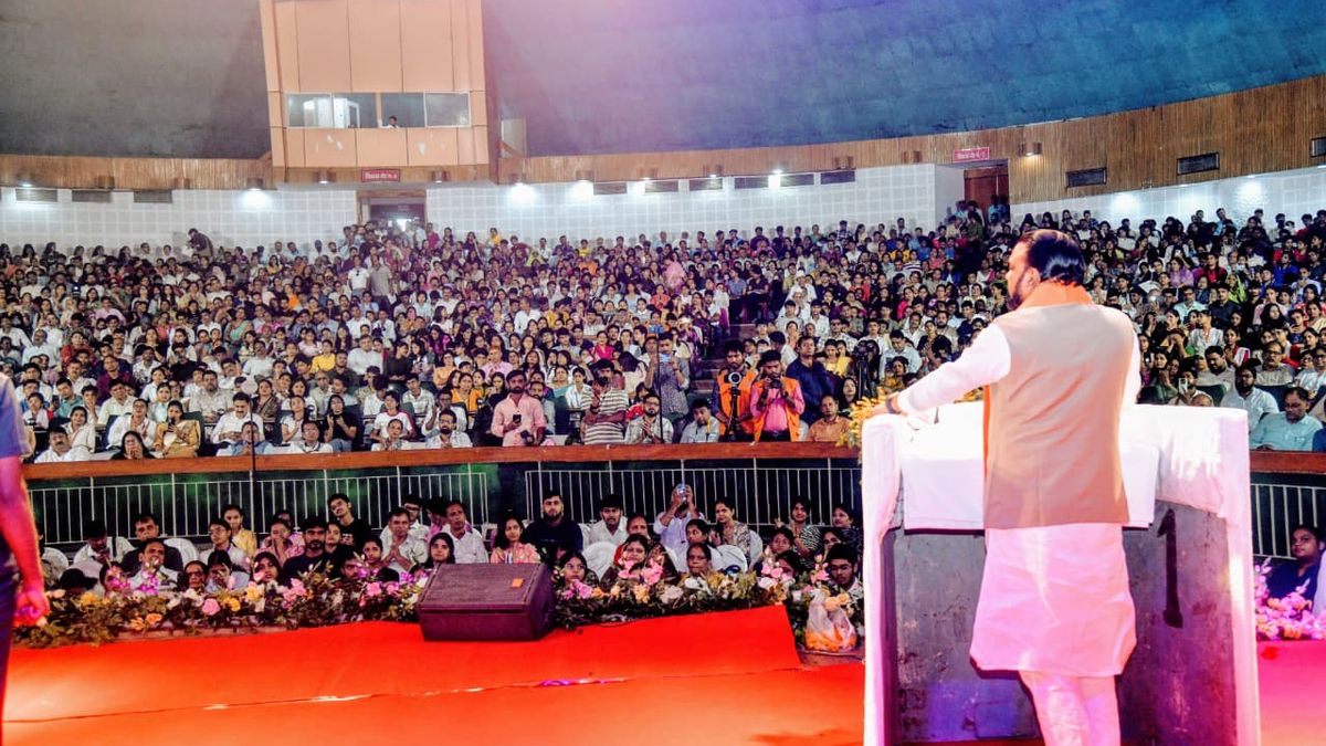 पटना में प्रतिभा सम्मान समारोह के दौरान मुख्यमंत्री मंच से संबोधन देते हुए और मेधावी छात्रों को सम्मानित करते हुए