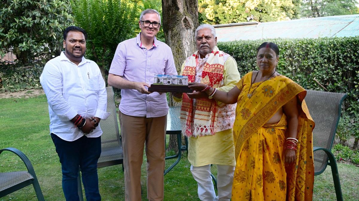 बिहार विधानसभा अध्यक्ष डॉ. प्रेम कुमार और जम्मू-कश्मीर मुख्यमंत्री उमर अब्दुल्ला आपसी बैठक में विकास और सहयोग पर चर्चा करते हुए