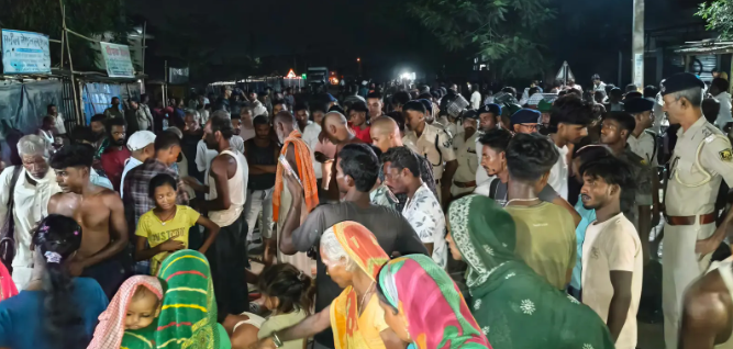 सुपौल में भजन-कीर्तन के दौरान बेकाबू कार की चपेट में आए श्रद्धालु, हादसे के बाद सड़क जाम करते ग्रामीण