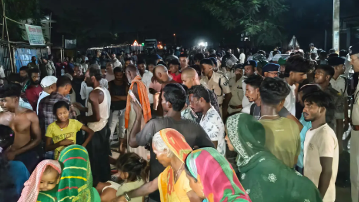सुपौल में भजन-कीर्तन के दौरान बेकाबू कार की चपेट में आए श्रद्धालु, हादसे के बाद सड़क जाम करते ग्रामीण