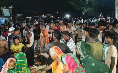 सुपौल में भजन-कीर्तन के दौरान बेकाबू कार की चपेट में आए श्रद्धालु, हादसे के बाद सड़क जाम करते ग्रामीण