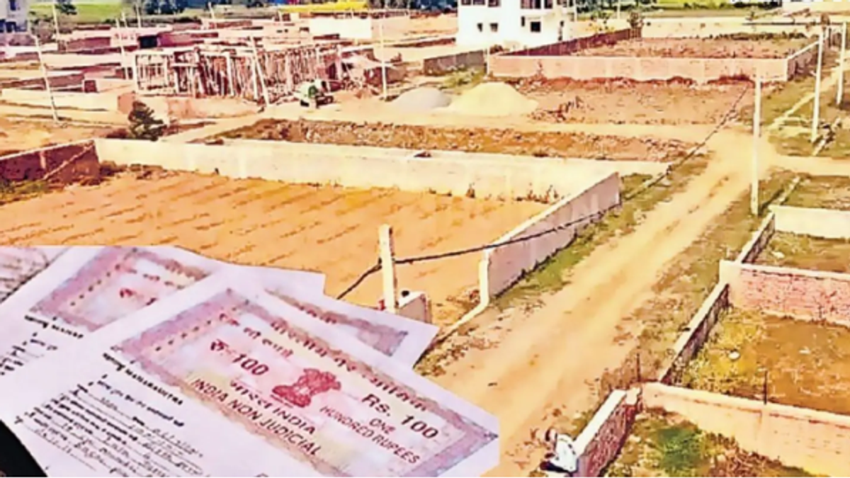 बिहार में जमाबंदी सुधार के नए नियम के तहत अंचल अधिकारी रिकॉर्ड की समीक्षा करते हुए