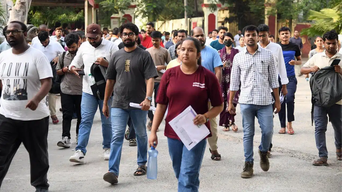 रिजल्ट जारी होने के बाद ऑनलाइन स्कोर-कार्ड देखते अभ्यर्थी का प्रतीकात्मक चित्र।