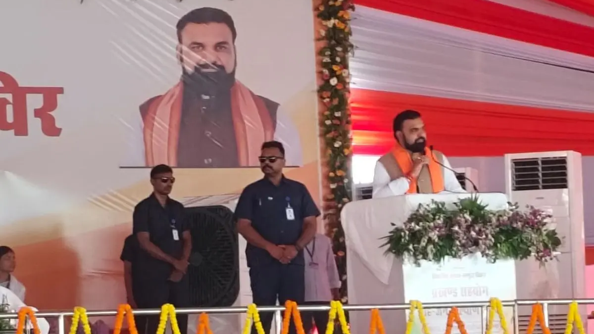 Headline: डबल इंजन बैठक में बिहार को 6 बड़े तोहफे, मनरेगा भुगतान 30 जून से पहले और ग्रामीण विकास योजनाओं में तेजी 📄 SEO Description (Meta Description): पटना में हुई उच्चस्तरीय बैठक में बिहार को 6 बड़े फैसलों की सौगात मिली। मनरेगा की लंबित राशि 30 जून से पहले जारी होगी, VB G RAM G योजना 1 जुलाई से लागू होगी और ‘लखपति दीदी’ अभियान को गति मिलेगी। कृषि, आवास और ग्रामीण विकास को लेकर कई अहम निर्णय लिए गए। 🧑💻 Caption (Social Media / Web Post): बिहार में डबल इंजन सरकार की बड़ी बैठक में 6 अहम फैसले लिए गए। मनरेगा भुगतान, कृषि सुधार, लखपति दीदी योजना और 60 लाख आवास जैसे मुद्दों पर बड़ा अपडेट आया है। 🖼️ Alt Text (Image SEO): पटना में संकल्प सभागार में हुई उच्चस्तरीय बैठक में मुख्यमंत्री सम्राट चौधरी और केंद्रीय मंत्री शिवराज सिंह चौहान ग्रामीण विकास और कृषि योजनाओं पर चर्चा करते हुए, बिहार विकास से जुड़े 6 बड़े फैसलों की घोषणा।