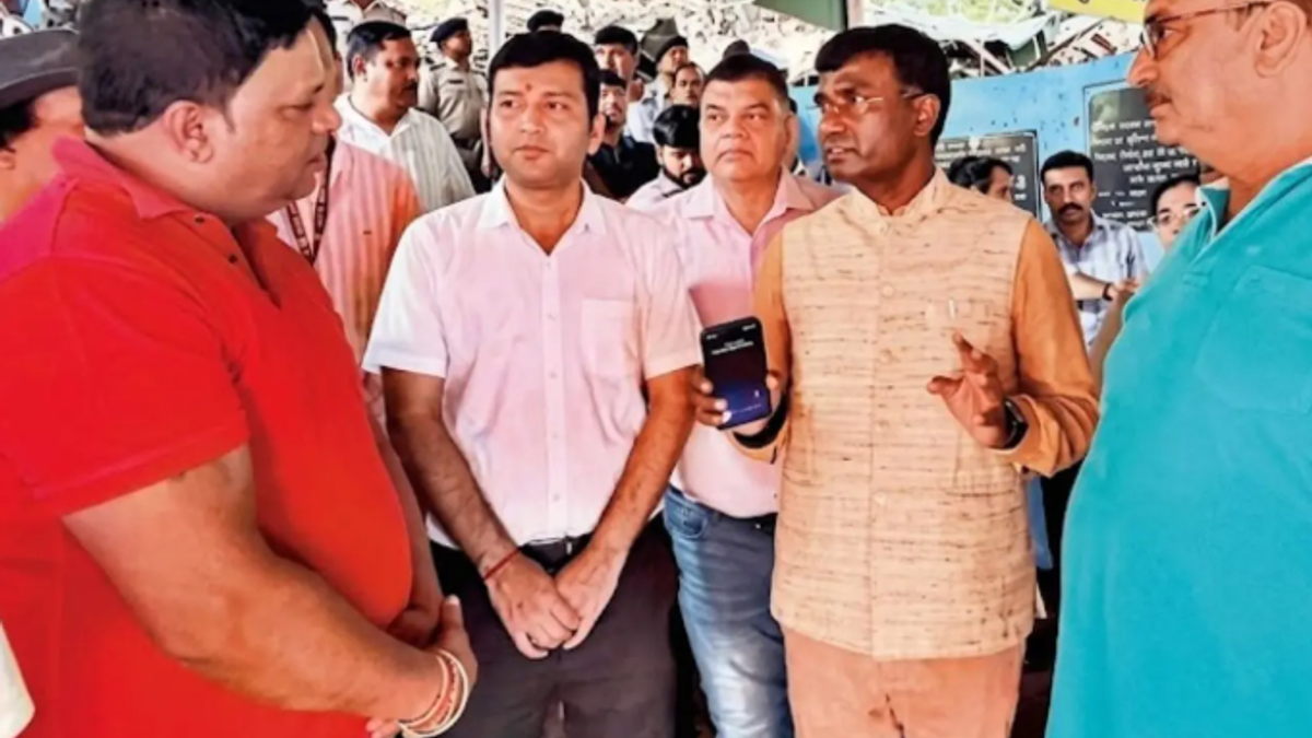 सावन 2026 की तैयारियों का निरीक्षण करते रांची के उपायुक्त मंजूनाथ भजंत्री और पहाड़ी मंदिर परिसर का दृश्य।