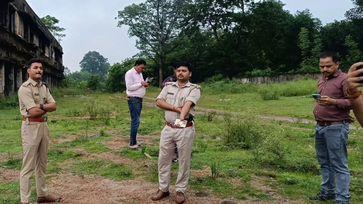 रामगढ़ के भुरकुंडा में पुलिस मुठभेड़ के बाद घायल अवस्था में गिरफ्तार प्रिंस खान गैंग का आरोपी शिवराज उर्फ शिवा।