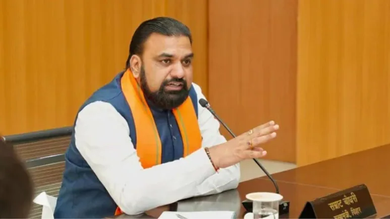 बिहार में आयोजित SIPB समाधान शिविर में उद्योग विभाग के अधिकारी उद्यमियों की समस्याएं सुनते हुए।