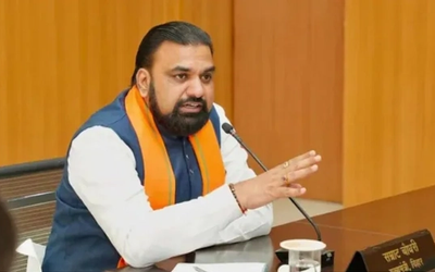 बिहार में आयोजित SIPB समाधान शिविर में उद्योग विभाग के अधिकारी उद्यमियों की समस्याएं सुनते हुए।