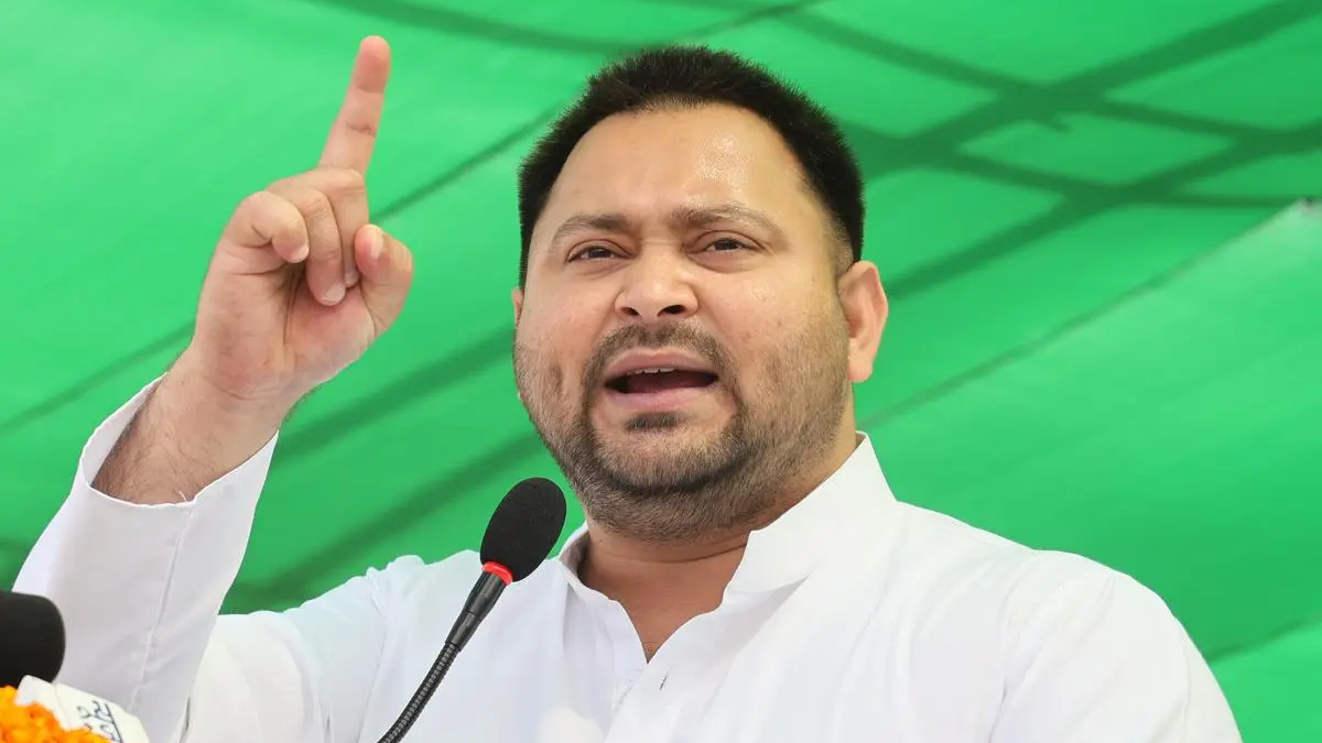 बिहार में बाढ़ और राहत व्यवस्था को लेकर सवाल उठाते तेजस्वी यादव