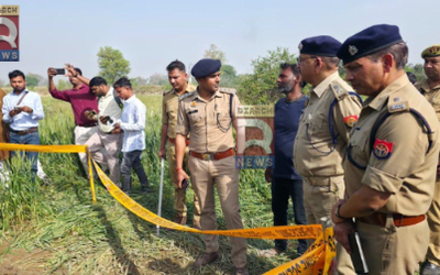 मुजफ्फरनगर में खेत के पास रोहन राठी की मौत के बाद जांच करती पुलिस