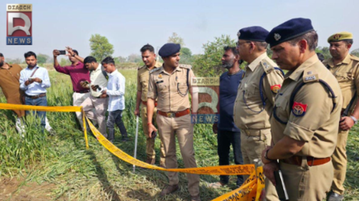 मुजफ्फरनगर में खेत के पास रोहन राठी की मौत के बाद जांच करती पुलिस