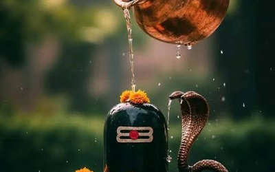 12 जुलाई 2026 को रवि प्रदोष व्रत के अवसर पर भगवान शिव का अभिषेक और पूजा करते श्रद्धालु।