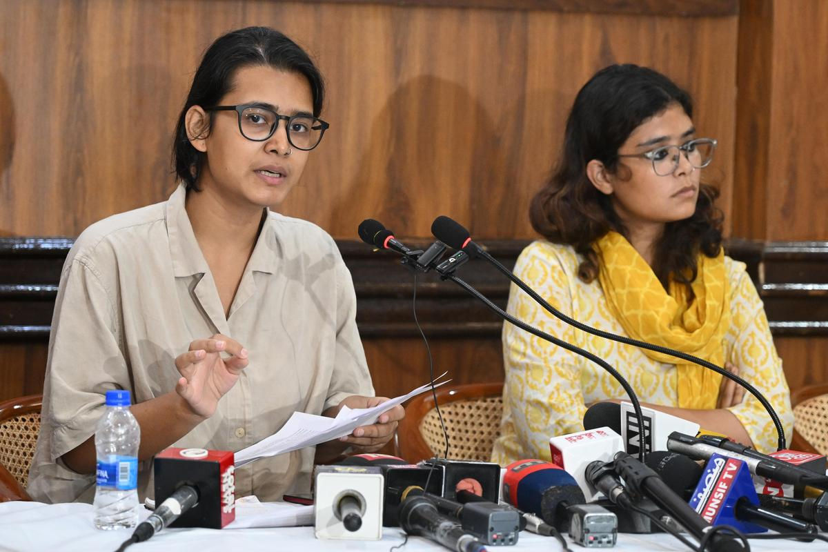 दिल्ली में आयोजित प्रेस कॉन्फ्रेंस के दौरान 31 जुलाई के बिहार छात्र आंदोलन की घोषणा करती AISA की राष्ट्रीय अध्यक्ष नेहा।