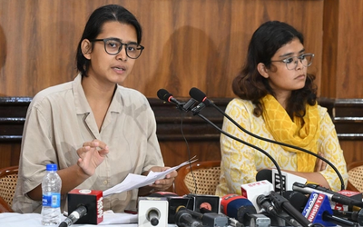 दिल्ली में आयोजित प्रेस कॉन्फ्रेंस के दौरान 31 जुलाई के बिहार छात्र आंदोलन की घोषणा करती AISA की राष्ट्रीय अध्यक्ष नेहा।
