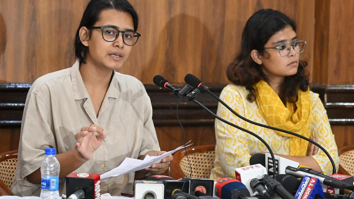 दिल्ली में आयोजित प्रेस कॉन्फ्रेंस के दौरान 31 जुलाई के बिहार छात्र आंदोलन की घोषणा करती AISA की राष्ट्रीय अध्यक्ष नेहा।