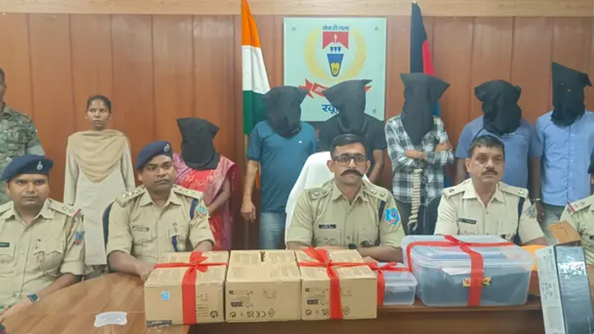 खूंटी डबल मर्डर केस का खुलासा करते हुए पुलिस अधिकारी, गिरफ्तार आरोपी और बरामद वाहन व हथियार का सांकेतिक दृश्य।