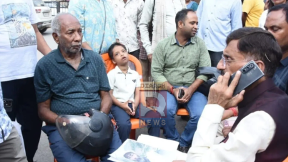 नेपाल बाढ़ में लापता रांची के रामप्रसाद घोष की तलाश और परिजनों से संजय सेठ की मुलाकात का प्रतीकात्मक दृश्य।