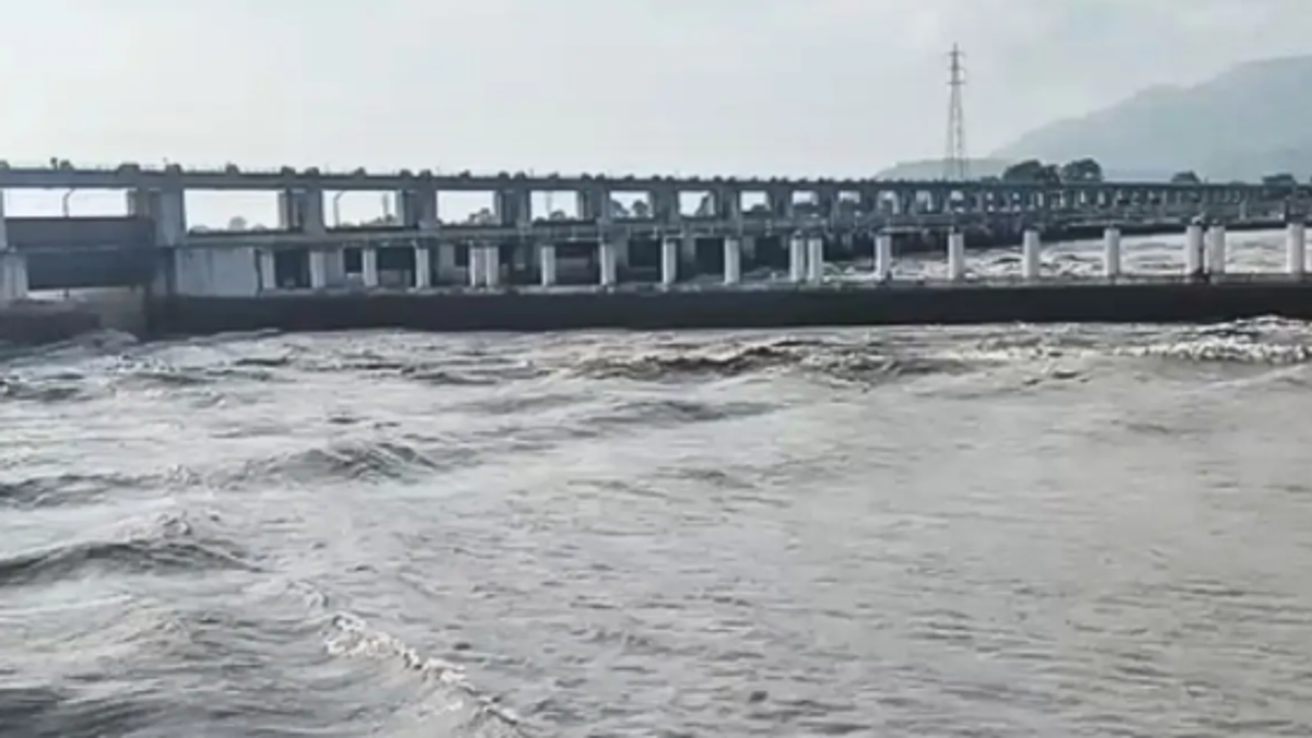 नेपाल बाढ़ के बाद बिहार के गंडक बैराज से छोड़ा जा रहा पानी