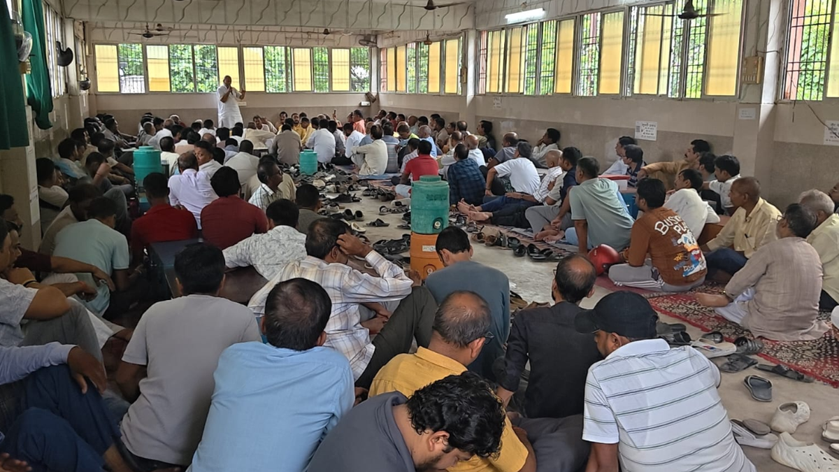 गया में बिहार दस्तावेज नवीस संघ की आम सभा की बैठक में सदस्य चर्चा करते हुए