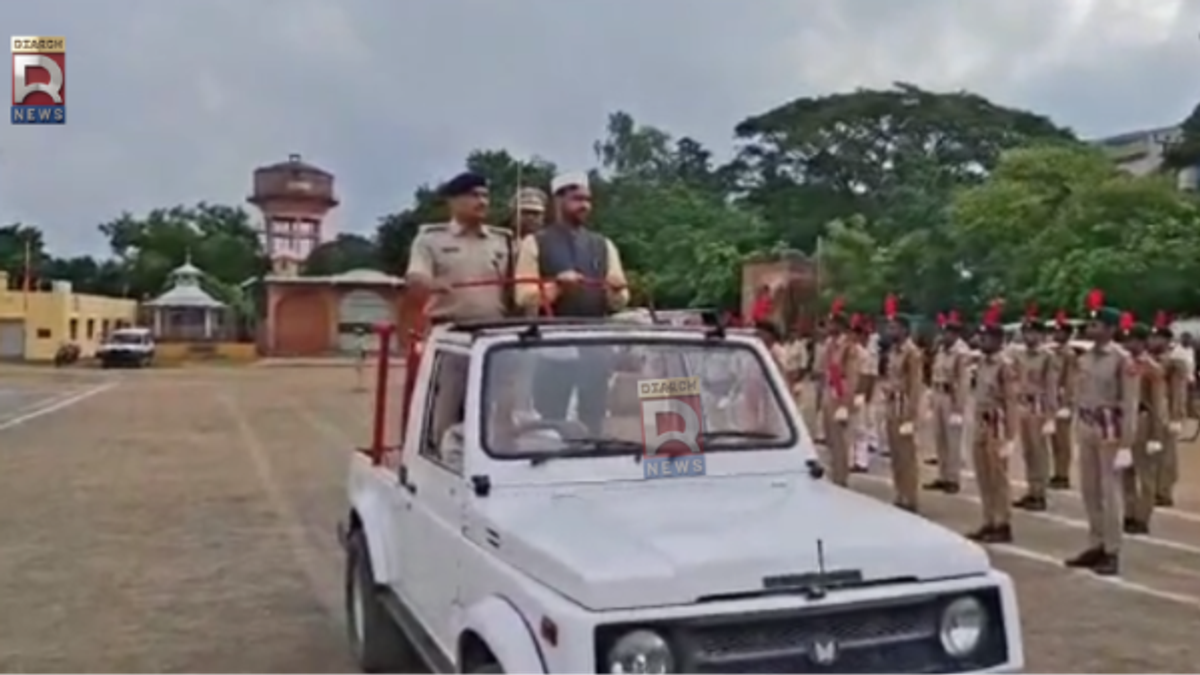 जामताड़ा गांधी मैदान में स्वतंत्रता दिवस फुल ड्रेस रिहर्सल के दौरान परेड का निरीक्षण करते डीसी आलोक कुमार और एसपी शम्भू कुमार सिंह