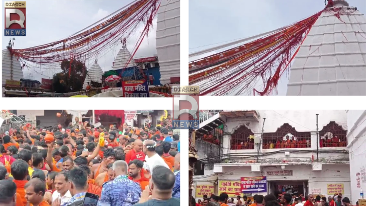 देवघर बाबा बैद्यनाथ मंदिर में जलार्पण के लिए कतार में खड़े श्रद्धालु