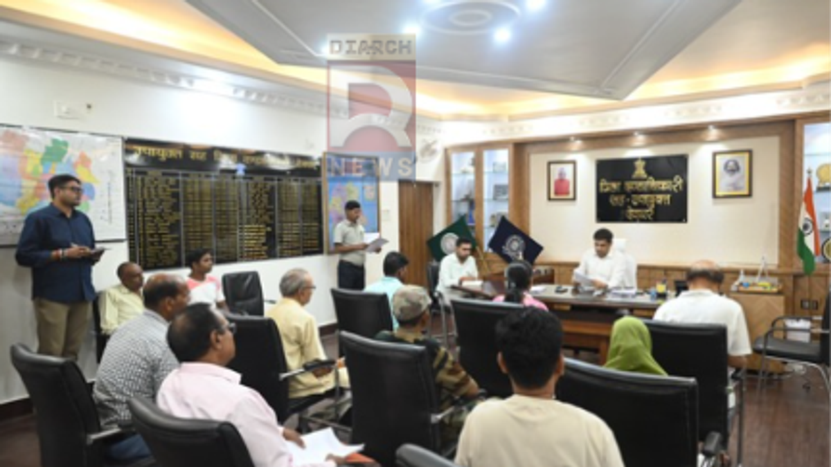 देवघर जनता दरबार में लोगों की समस्याएं सुनते उपायुक्त सौरभ कुमार भुवानिया।