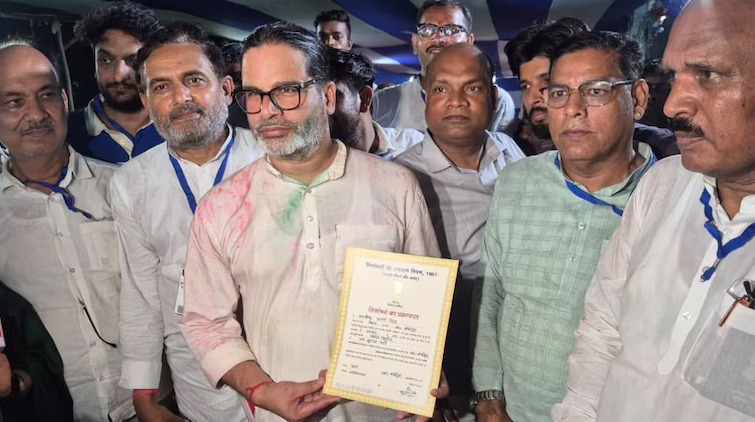 बांकीपुर उपचुनाव जीत के बाद प्रशांत किशोर समर्थकों के साथ
