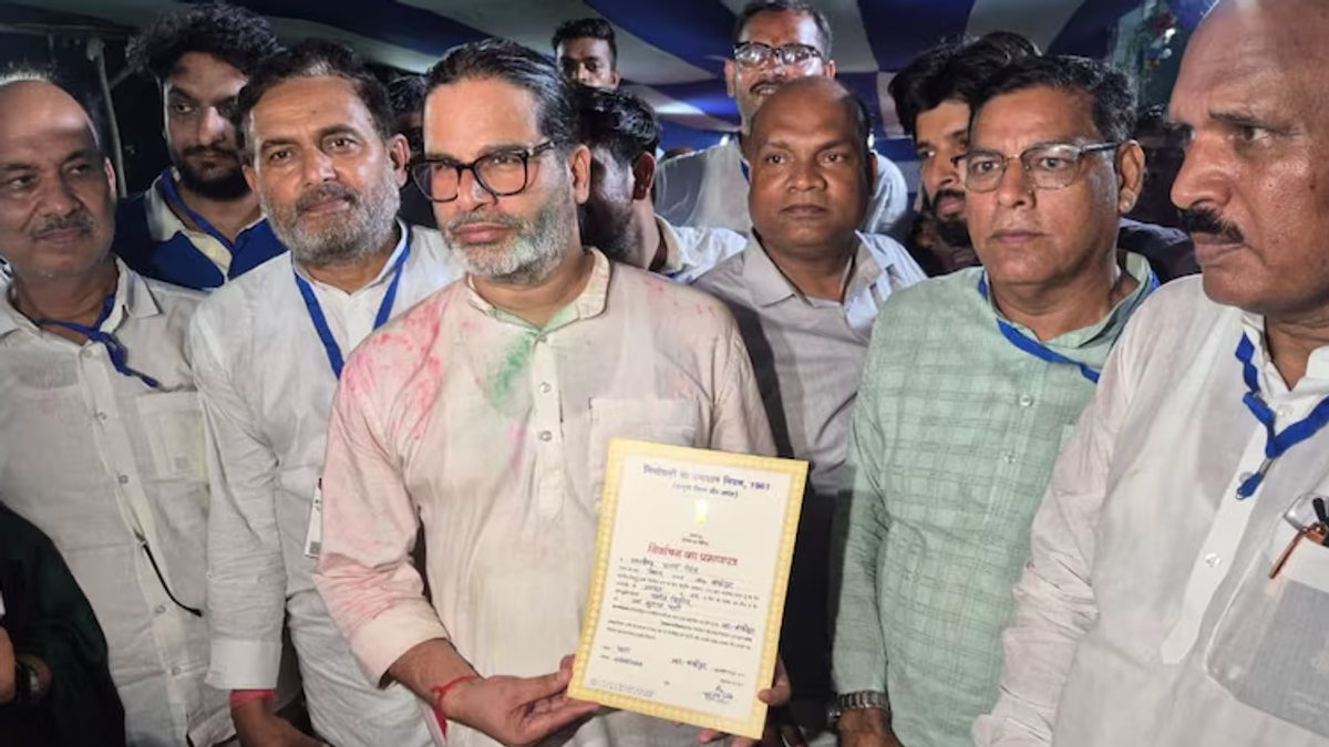 बांकीपुर उपचुनाव जीत के बाद प्रशांत किशोर समर्थकों के साथ