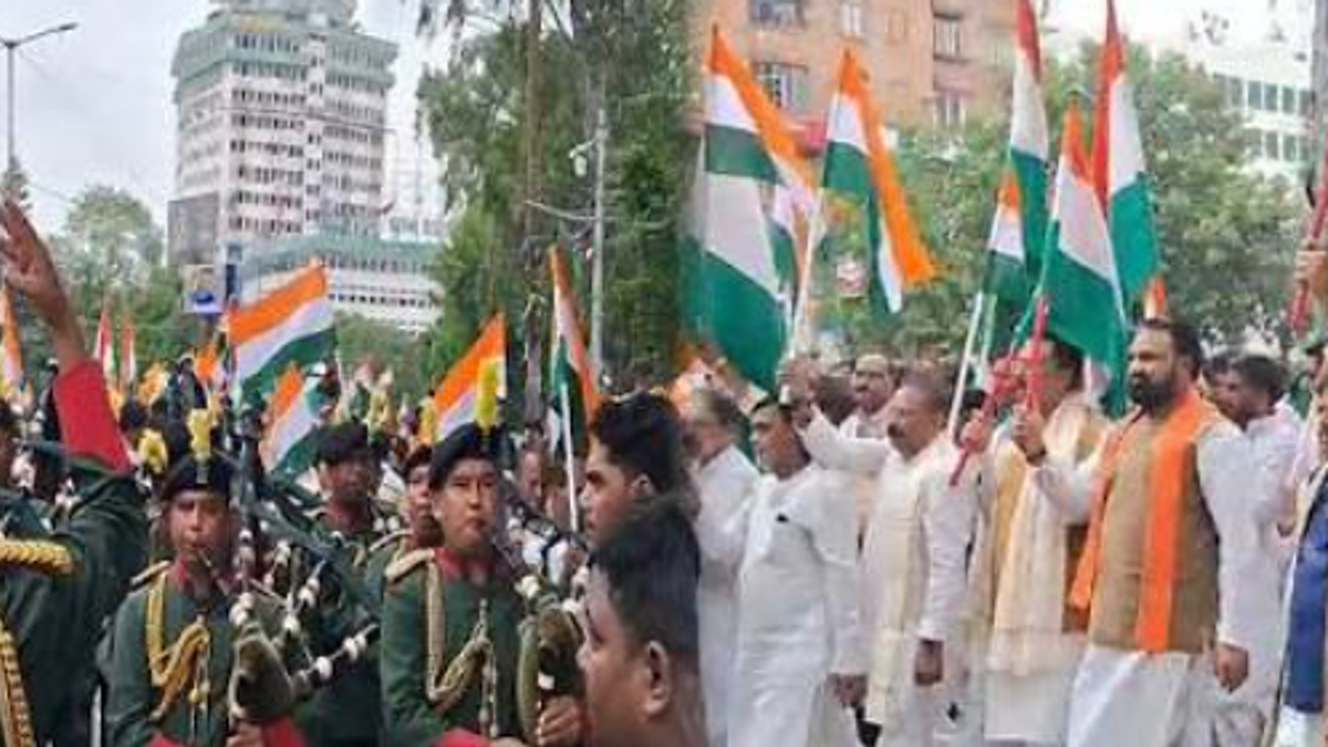 मुख्यमंत्री सम्राट चौधरी पटना में हर घर तिरंगा अभियान के तहत हाथ में तिरंगा लेकर पैदल यात्रा करते हुए।